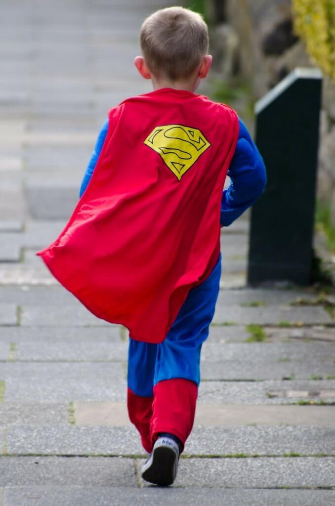 marca personal_niño en traje de superman con capa